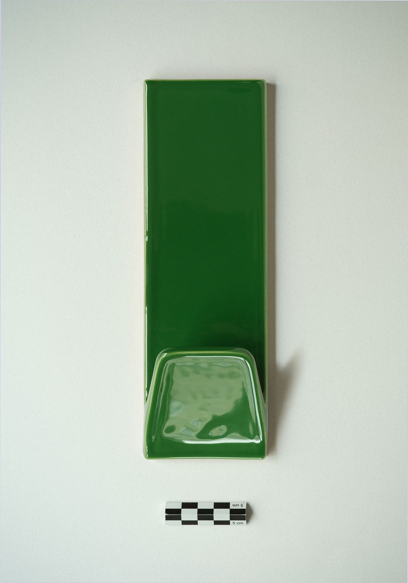 A green ceramic hook packshot.